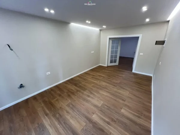 Tirane, jepet me qera zyre Kati 1, 45 m² 650 € (RRUGA ELBASANIT)