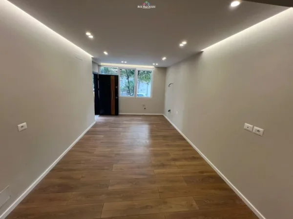 Tirane, jepet me qera zyre Kati 1, 45 m² 650 € (RRUGA ELBASANIT)