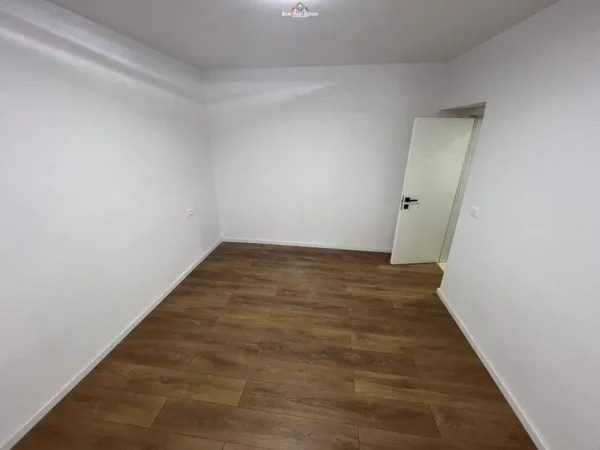 Tirane, jepet me qera zyre Kati 1, 45 m² 650 € (RRUGA ELBASANIT)