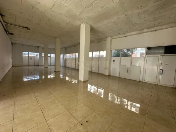 Tirane, jepet me qera ambjent biznesi Kati 0, 240 m² 1.500 € (Prane Maternitetit të Ri)