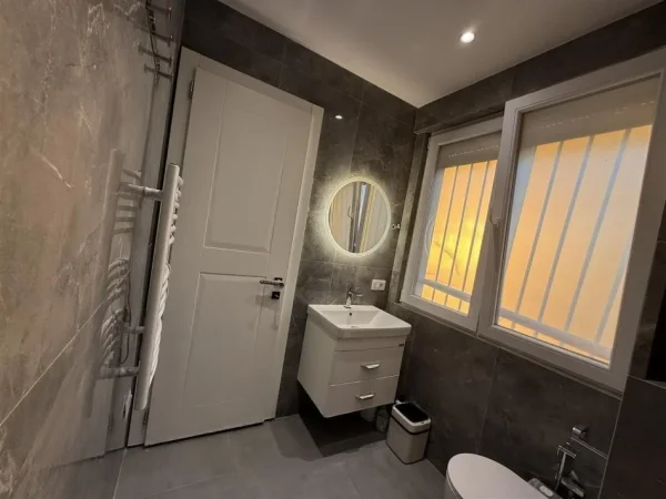 Tirane, jepet me qera apartament 2+1+Ballkon Kati 13, 112 m² 800 € (kamez)