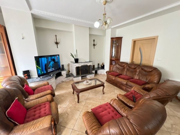 Tirane, jepet me qera apartament 2+1 Kati 3, 130 m² 800 € (Shkolla e Baletit)