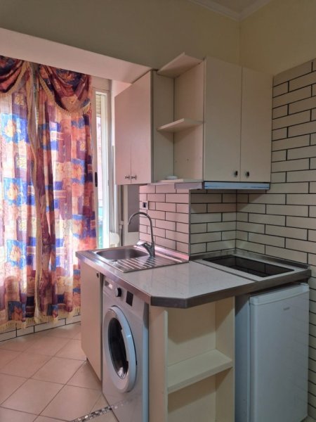 Tirane, jepet me qera garsonier 1+1 Kati 2, 33 m² 370 € (stacioni trenit)