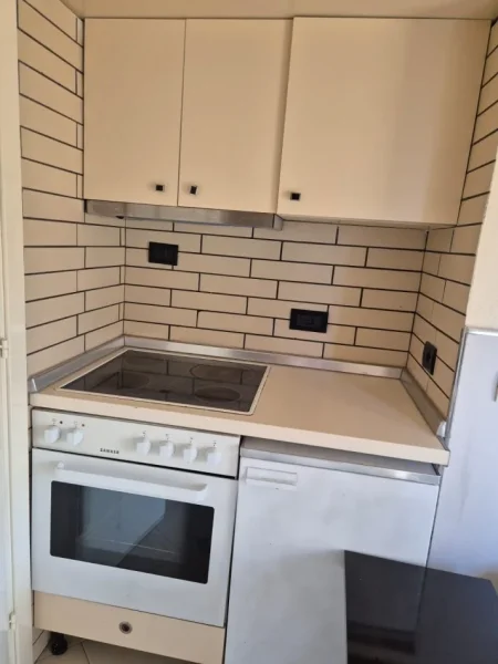 Tirane, jepet me qera apartament 1+1 Kati 2, 41 m² 400 € (stacioni trenit)