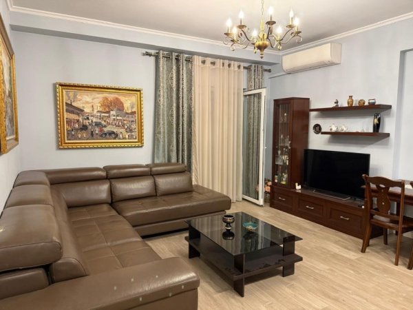 Tirane, jepet me qera apartament 2+1 Kati 2, 115 m² 700 € (kinostudio)