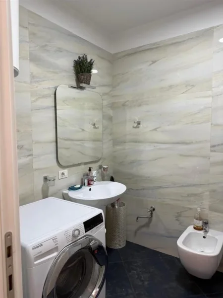 Tirane, jepet me qera apartament 2+1 Kati 2, 115 m² 700 € (kinostudio)