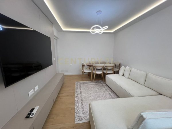 Tirane, jepet me qera apartament 2+1 Kati 5, 80 m² 700 € (Rr. Irfan Tomini)