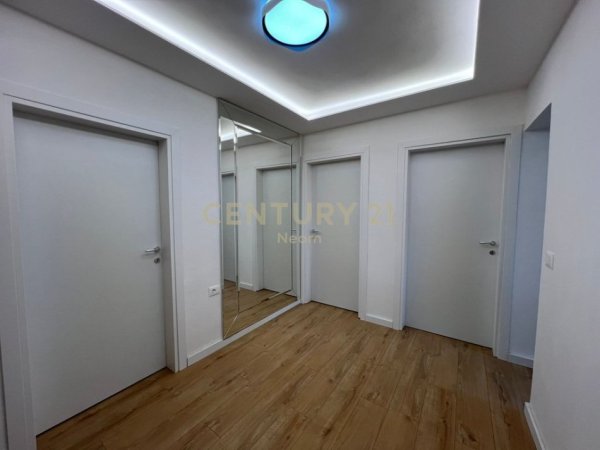 Tirane, jepet me qera apartament 2+1 Kati 5, 80 m² 700 € (Rr. Irfan Tomini)