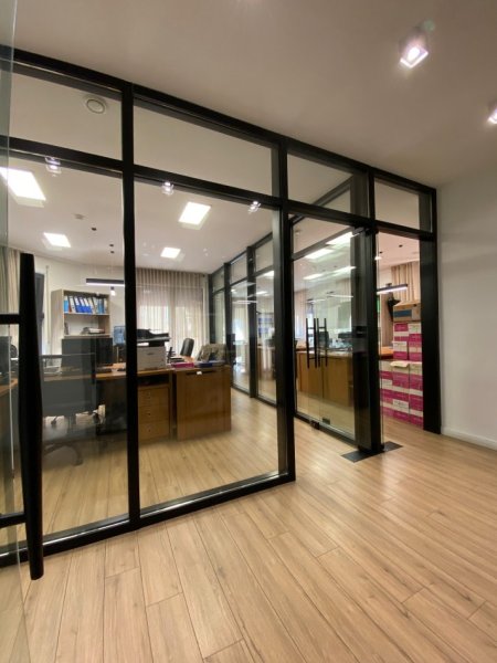 Tirane, jepet me qera zyre Kati 1, 280 m² 4.600 € (Qender)