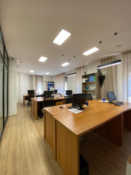 Tirane, jepet me qera zyre Kati 1, 280 m² 4.600 € (Qender)