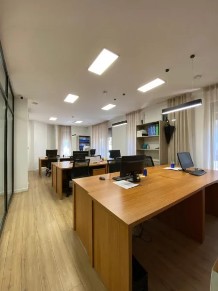 Tirane, jepet me qera zyre Kati 1, 280 m² 4.600 € (Qender)
