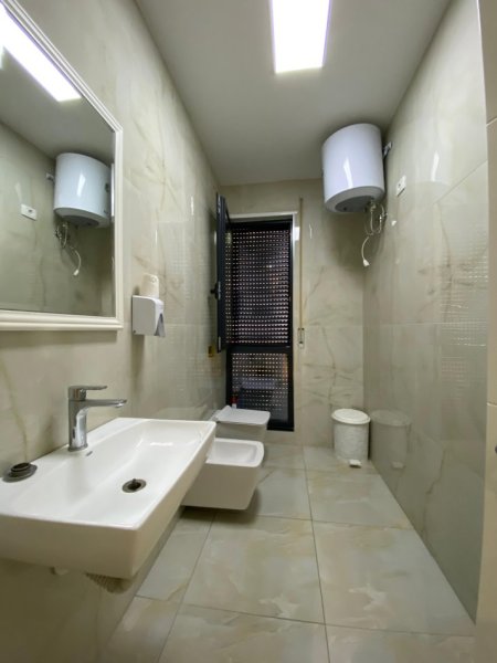 Tirane, jepet me qera zyre Kati 1, 280 m² 4.600 € (Qender)