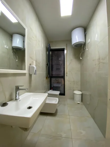 Tirane, jepet me qera zyre Kati 1, 280 m² 4.600 € (Qender)