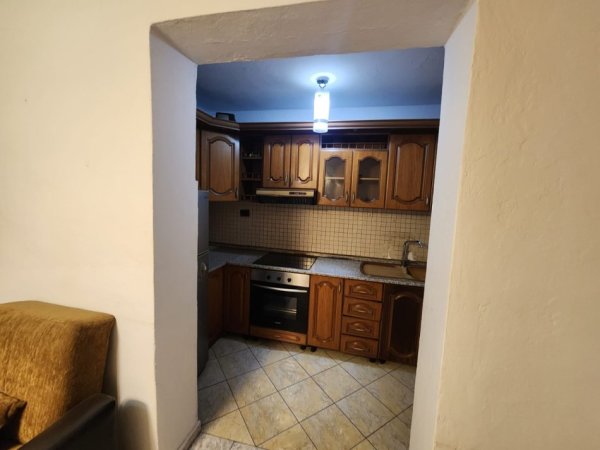 Tirane, jepet me qera apartament 3+1 Kati 5, 90 m² 410 € (rruga ali ibra)