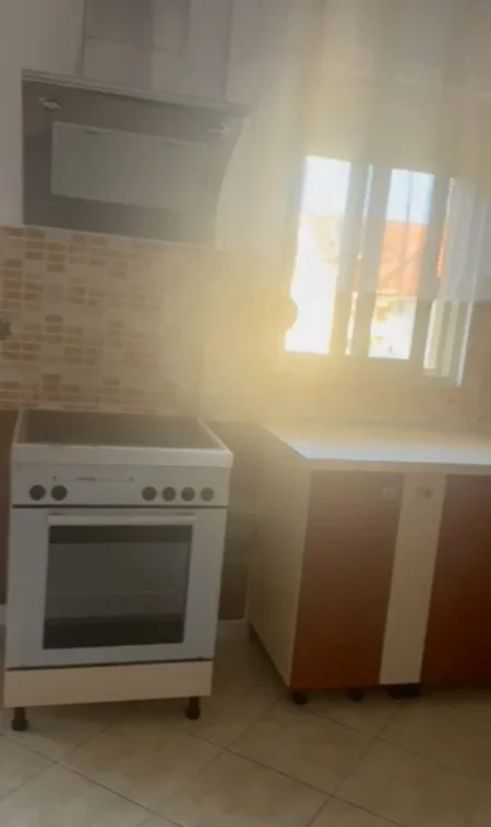 Tirane, jepet me qera apartament 1+1 Kati 2, 65 m² 360 € (rruga siri kodra)