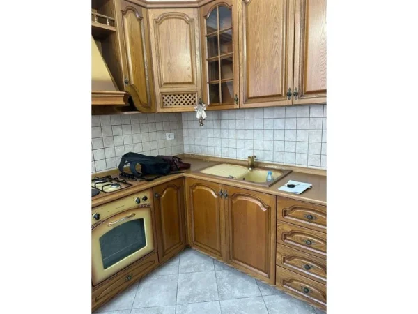 Tirane, jepet me qera apartament 1+1+Ballkon Kati 3, 67 m² 600 € (Rruga e Elbasanit)