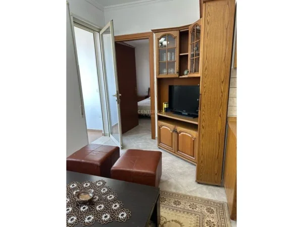 Tirane, jepet me qera apartament 1+1+Ballkon Kati 3, 67 m² 600 € (Rruga e Elbasanit)
