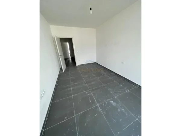 Shitet, Apartament 2+1, Rruga 5 Maji, Tiranë.