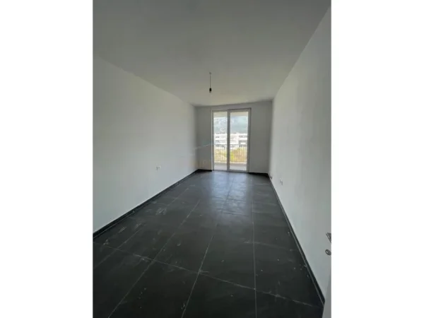 Shitet, Apartament 2+1, Rruga 5 Maji, Tiranë.