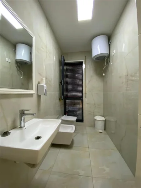 Tirane, jepet me qera zyre Kati 1, 280 m² 4.600 € (BULEVARDI ZOGU I PARE)