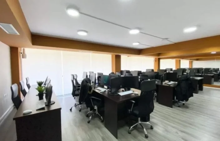 Tirane, jepet me qera zyre Kati 4, 194 m² 3.500 € (BLLOK)