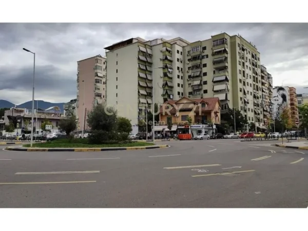 Tirane, jepet me qera dyqan Kati 0, 70 m² 800 € (Komuna Parisit)