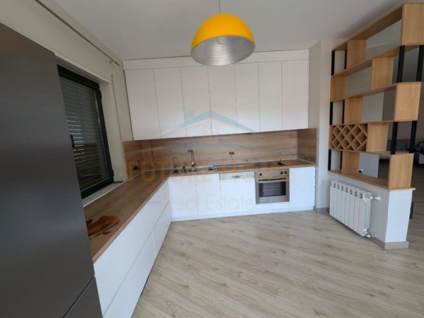 Tirane, jepet me qera 3+1 Kati 5, 185 m² 2.490 € (Liqeni Artificial, Tiranë.)