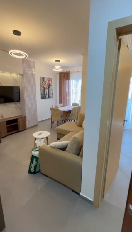 Tirane, jepet me qera apartament 1+1 , 420 € (Astir)