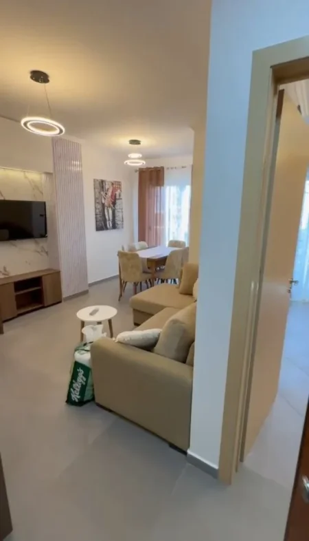 Tirane, jepet me qera apartament 1+1 , 420 € (Astir)