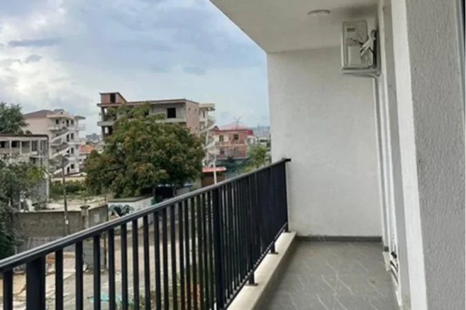Tirane, jepet me qera apartament 2+1 Kati 2, 88 m² 430 € (Rruga 5 Maji, Tiranë)