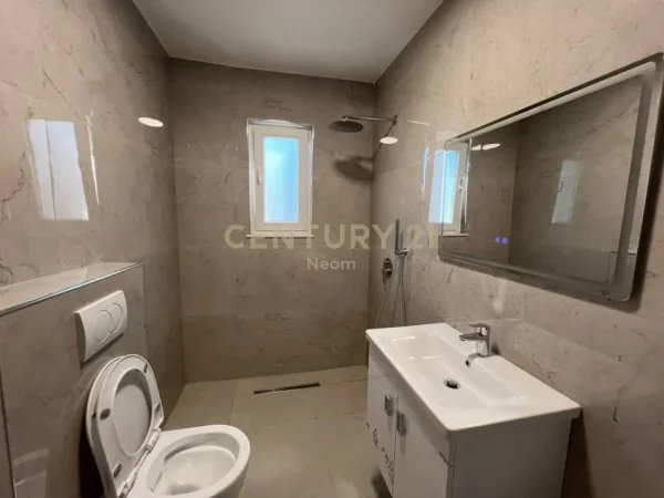 Tirane, jepet me qera apartament 2+1 Kati 5, 80 m² 700 € (Rruga Infan Tomini)