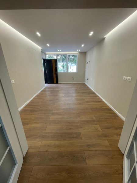 Tirane, jepet me qera ambjent biznesi Kati 0, 45 m² 650 € (Rr.e Elbasanit/Instituti i Higjenes)
