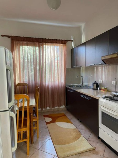 Tirane, jap me qera shtepi 1+1 Kati 1, 60 m² 35000 Leke (Dhimiter Kamarda)