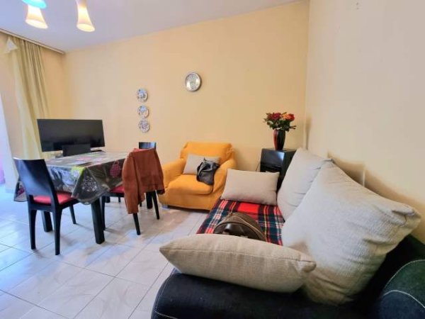 Tirane, jepet me qera apartament Kati 3, 400 Euro (Rruga e Barricadave)