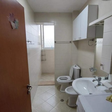 Tirane, jepet me qera apartament 2+1 Kati 4, 85 m² 450 Euro (Brryli,Brenda Unazes)