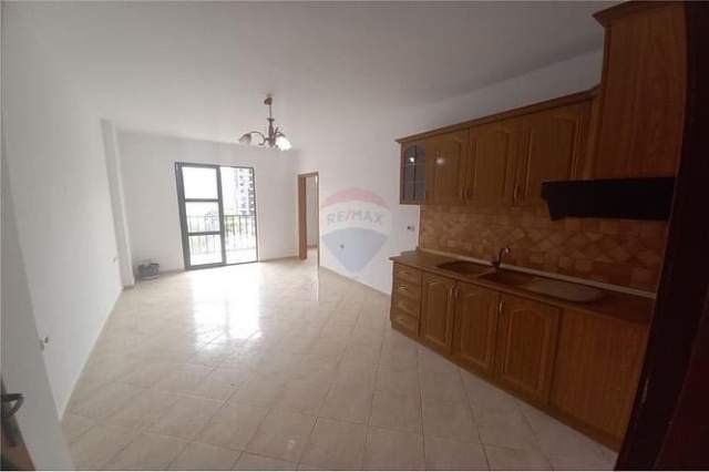 Tirane, shitet apartament 2+1+BLK