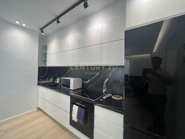 Tirane, jepet me qera apartament 1+1+BLK Kati 6, 70 m² 450 Euro (Brryli)