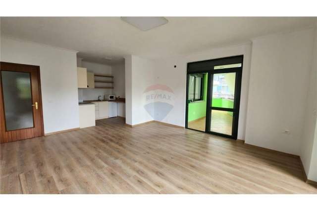 Tirane, jepet me qera zyre Kati 4, 120 m² 700 Euro (Bulevardi Gjergj Fishta)