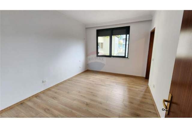 Tirane, jepet me qera zyre Kati 4, 120 m² 700 Euro (Bulevardi Gjergj Fishta)