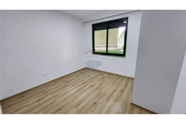 Tirane, jepet me qera zyre Kati 4, 120 m² 700 Euro (Bulevardi Gjergj Fishta)