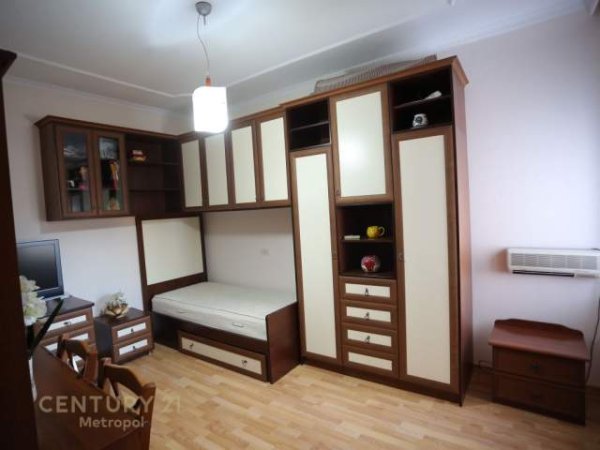 Tirane, jepet me qera apartament 2+1+BLK Kati 6, 110 m² 600 Euro (Pazari I ri)