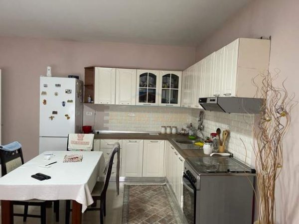 Tirane, jepet me qera apartament 1+1 Kati 3, 100 m² 350 Euro