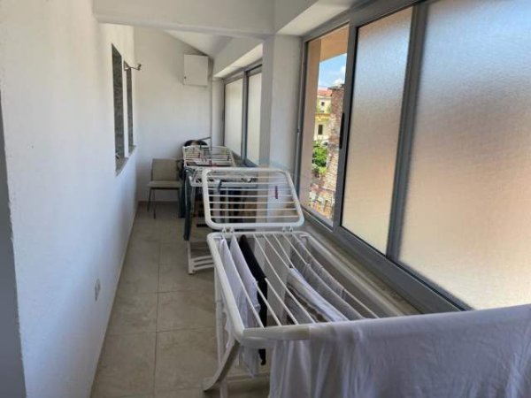 Tirane, jepet me qera apartament 1+1 Kati 3, 100 m² 350 Euro