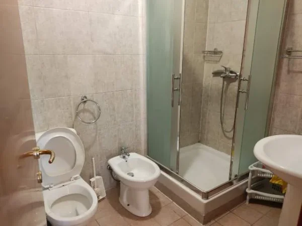 Tirane, jepet me qera apartament 1+1+BLK Kati 6, 85 m² 550 Euro (Rruga e Elbasanit)