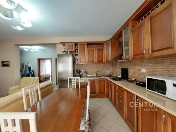 Tirane, shitet apartament 2+1+A+BLK Kati 3, 108 m² 155.000 Euro (Rruga "Frang Bardhi" mbikalimi ''KRISTAL CENTER''.)