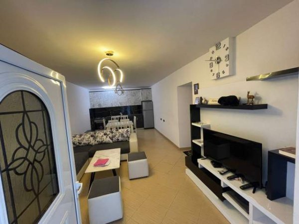 Tirane, jepet me qera apartament 1+1 Kati 1, 52 m² 300 Euro (Ali Demi)