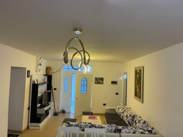 Tirane, jepet me qera apartament 1+1 Kati 1, 52 m² 300 Euro (Ali Demi)