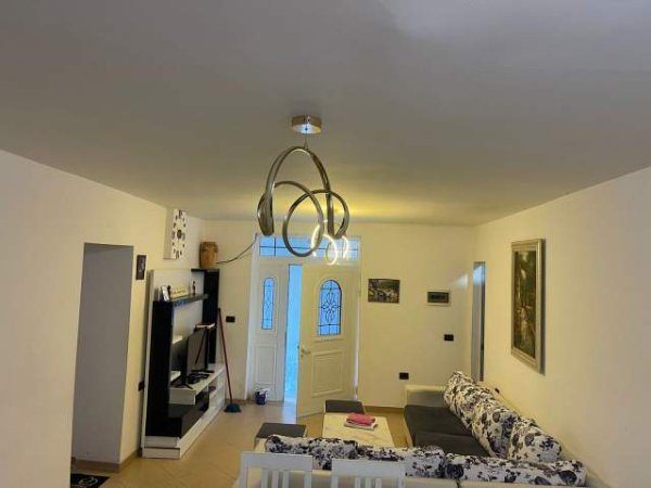 Tirane, jepet me qera apartament 1+1 Kati 1, 52 m² 300 Euro (Ali Demi)