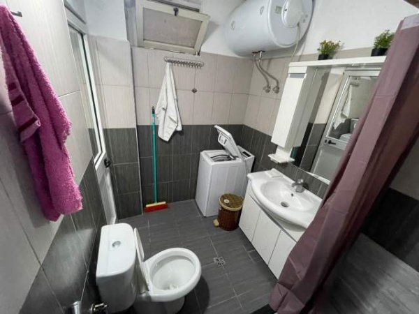 Tirane, jepet me qera apartament 1+1 Kati 1, 52 m² 300 Euro (Ali Demi)