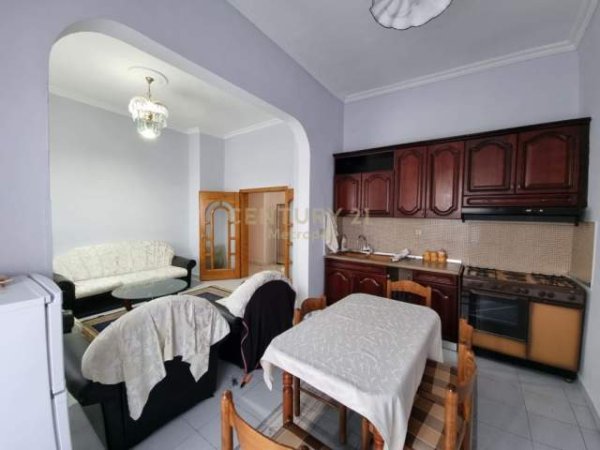 Tirane, jepet me qera apartament 2+1 Kati 4, 75 m² 470 Euro (Perballe Kompleksit Taivan, Shallvaret)